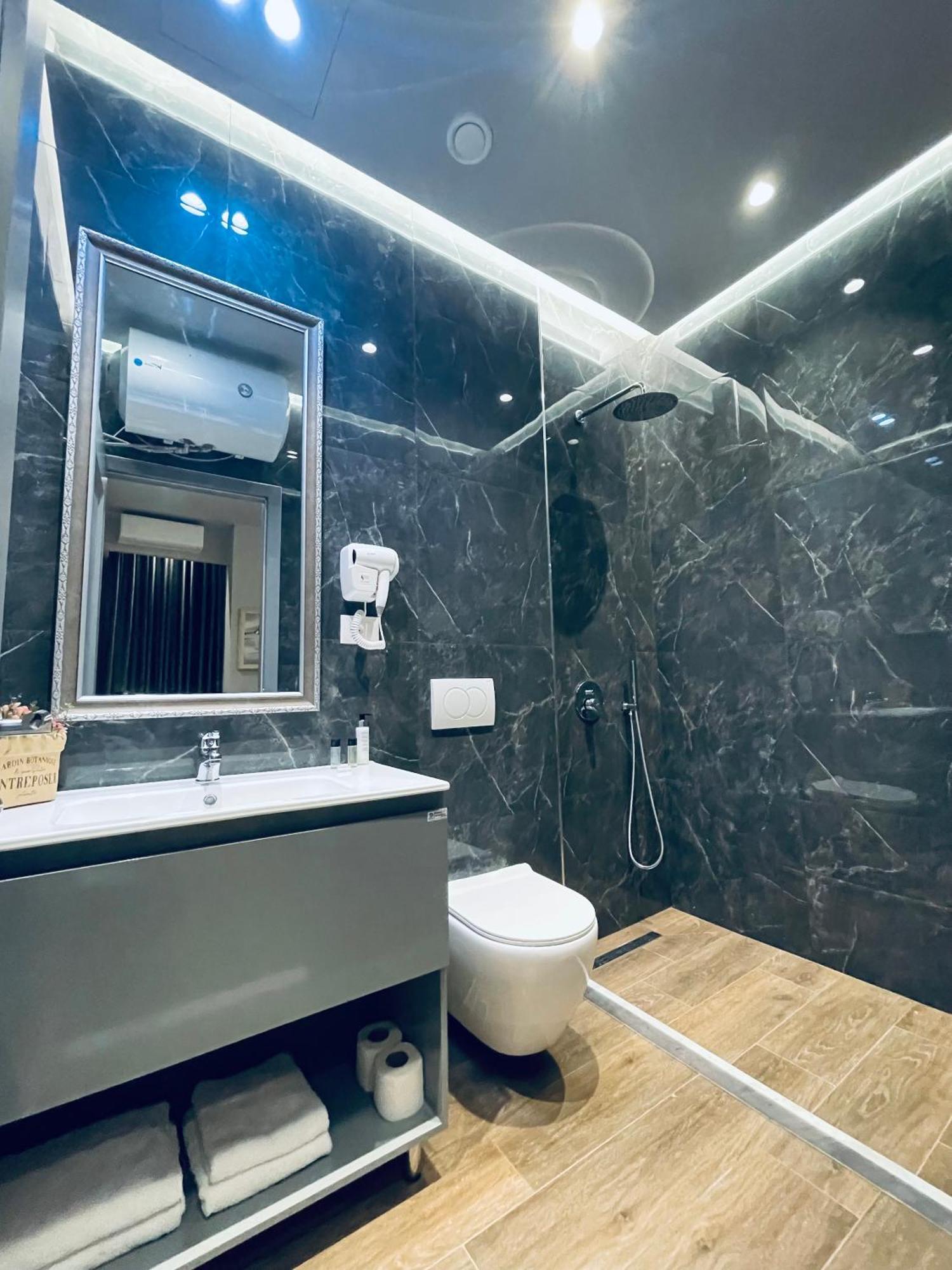 City Center Hotel Tirana Esterno foto