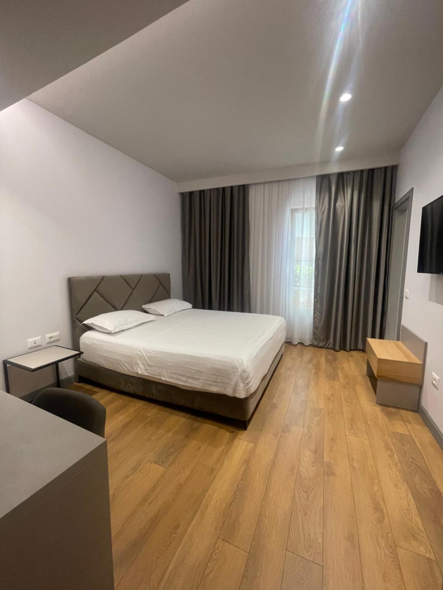 City Center Hotel Tirana Esterno foto