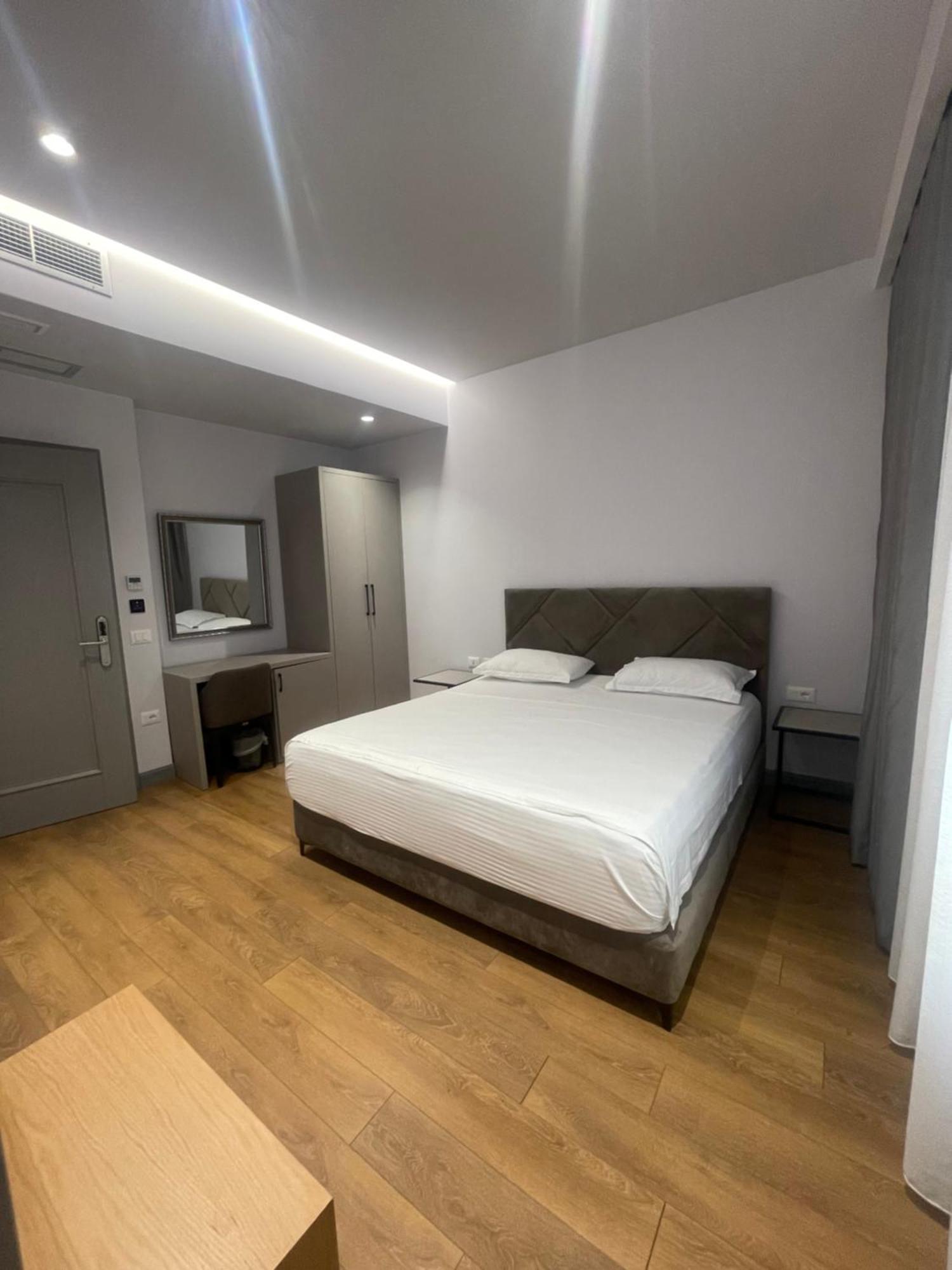 City Center Hotel Tirana Esterno foto